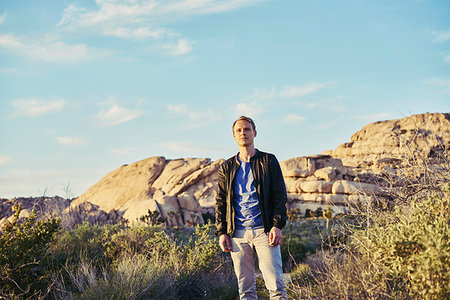 simsearch:6126-09266832,k - Man standing in Joshua Tree National Park, USA Foto de stock - Sin royalties Premium, Código: 6126-09204252