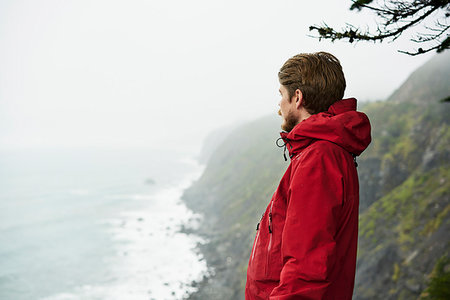 simsearch:6126-09204311,k - Man standing on cliff at Big Sur in California, USA Photographie de stock - Premium Libres de Droits, Code: 6126-09204269
