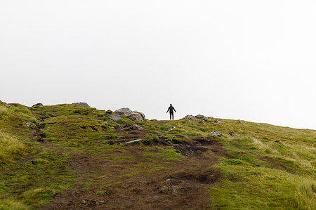 Woman standing on hill in Scotland Foto de stock - Sin royalties Premium, Código: 6126-09204295