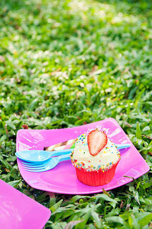 Strawberry cupcake at birthday picnic Stock Photo - Premium Royalty-Free, Code: 6126-09204360