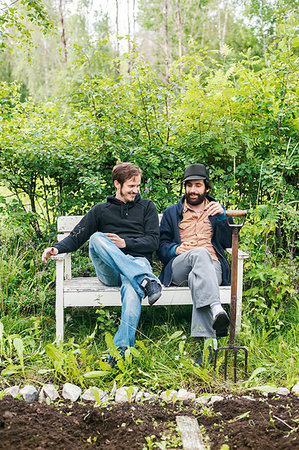 rastrellino - Friends sitting with a gardening fork next to a garden in Dalarna, Sweden Fotografie stock - Premium Royalty-Free, Codice: 6126-09204374