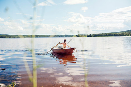 simsearch:6126-09103872,k - Man rowing a boat on a lake in Dalarna, Sweden Foto de stock - Sin royalties Premium, Código: 6126-09204375