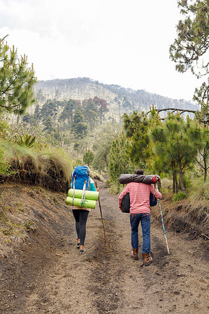 simsearch:6126-09204311,k - Couple hiking mountain in Guatemala Photographie de stock - Premium Libres de Droits, Code: 6126-09204304