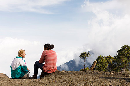 simsearch:6126-09204311,k - Couple sitting on mountain in Guatemala Photographie de stock - Premium Libres de Droits, Code: 6126-09204306