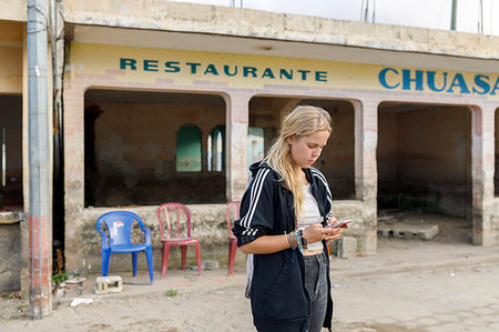 simsearch:6126-09204310,k - Woman texting outside of restaurant in Atitlan, Guatemala Photographie de stock - Premium Libres de Droits, Code: 6126-09204310