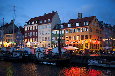 region hovedstaden - The Nyhavn harbor district at night in Copenhagen, Denmark Foto de stock - Sin royalties Premium, Código: 6126-09204565