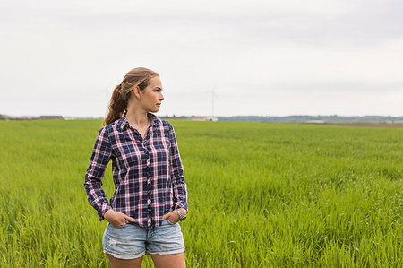 simsearch:6126-09204311,k - Agricultural worker standing in a field Photographie de stock - Premium Libres de Droits, Code: 6126-09204573