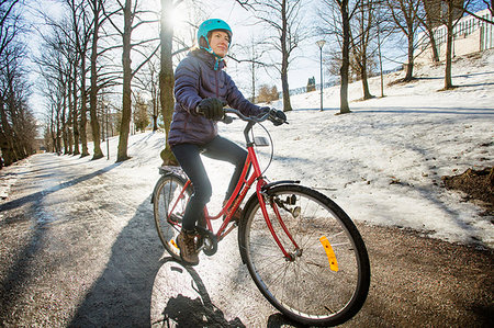 simsearch:6126-09267379,k - Mid adult woman riding a bicycle in Lahti, Finland Photographie de stock - Premium Libres de Droits, Code: 6126-09204693