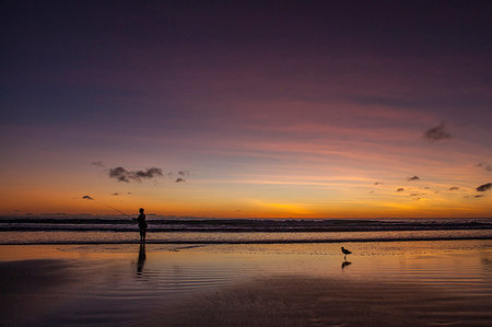 Person fishing on the beach at sunset in Broome, Australia Photographie de stock - Premium Libres de Droits, Code: 6126-09204634