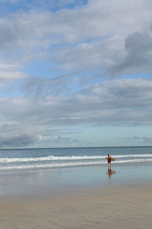 person holding broom - Man going for a surf at the beach in Broome, Australia Foto de stock - Sin royalties Premium, Código: 6126-09204636