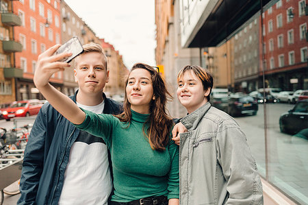 simsearch:6126-09266203,k - Teenagers take a selfie on a city street in Sweden Photographie de stock - Premium Libres de Droits, Code: 6126-09204709