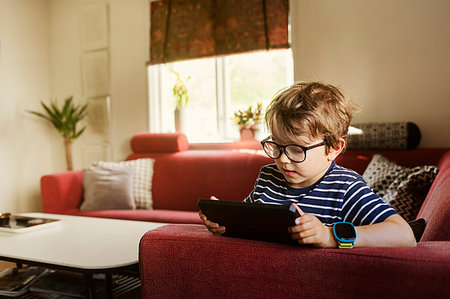 simsearch:6126-09267387,k - Boy playing on a tablet in a living room in Sweden Photographie de stock - Premium Libres de Droits, Code: 6126-09204840