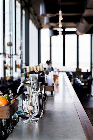Bar counter at Skybar restaurant Photographie de stock - Premium Libres de Droits, Code: 6127-08666945