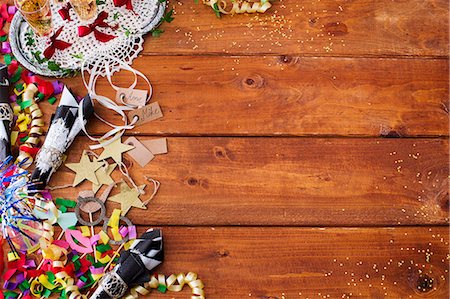 Close-up of Christmas decorations on wooden table Photographie de stock - Premium Libres de Droits, Code: 6127-08688156