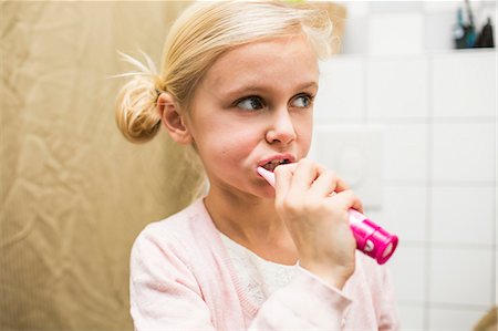 fotógrafias - Close-up of girl brushing teeth in bathroom Foto de stock - Sin royalties Premium, Código: 6127-08688269