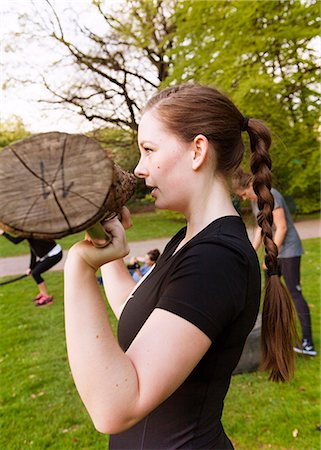 Woman holding log and exercising at park Foto de stock - Sin royalties Premium, Código: 6127-08688375