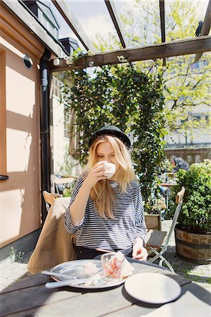restes - Young woman drinking coffee at sidewalk cafe Photographie de stock - Premium Libres de Droits, Code: 6127-08688733