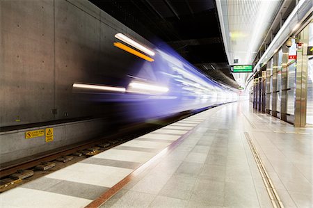 Train arriving at platform Stockbilder - Premium RF Lizenzfrei, Bildnummer: 6127-08688867