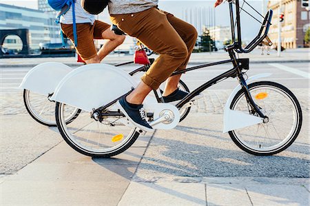 fahrrad - Low section of people cycling on city street Stockbilder - Premium RF Lizenzfrei, Bildnummer: 6127-09161169