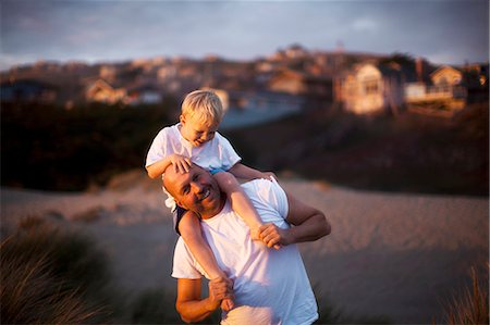 simsearch:6128-08747644,k - Man giving his son a shoulder ride on the beach Photographie de stock - Premium Libres de Droits, Code: 6128-08747641