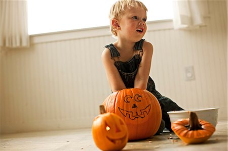 simsearch:6128-08728277,k - Boy scooping out innards from Halloween pumpkin Photographie de stock - Premium Libres de Droits, Code: 6128-08747647