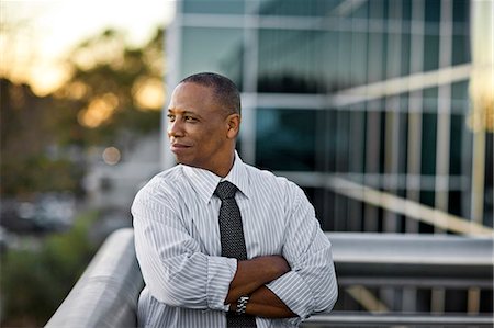 simsearch:6128-08781051,k - Businessman standing on his office balcony. Foto de stock - Royalty Free Premium, Número: 6128-08747789