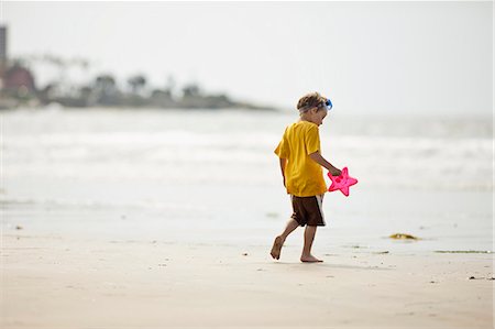 simsearch:6128-08747866,k - Preschool age boy playing at the beach. Foto de stock - Sin royalties Premium, Código: 6128-08747842