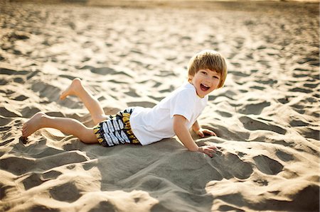 simsearch:6128-08747866,k - Preschool age boy playing in the sand at the beach. Foto de stock - Sin royalties Premium, Código: 6128-08747872