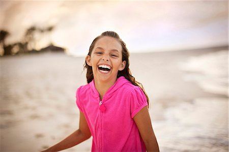 simsearch:628-02954798,k - Portrait of a young girl laughing at the beach. Fotografie stock - Premium Royalty-Free, Codice: 6128-08747899