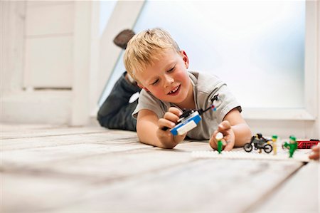simsearch:6128-08747842,k - Boy playing with his toys on the floor. Stockbilder - Premium RF Lizenzfrei, Bildnummer: 6128-08748183
