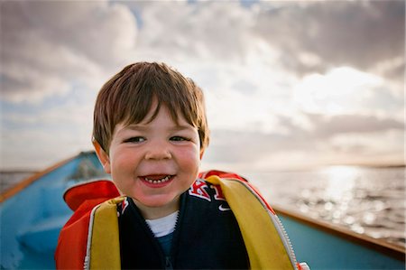 shoulders mom - Little boy having fun sitting on rowboat. Photographie de stock - Premium Libres de Droits, Code: 6128-08748199