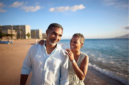 simsearch:693-06018410,k - Couple laughing and walking along the beach. Foto de stock - Sin royalties Premium, Código: 6128-08766544