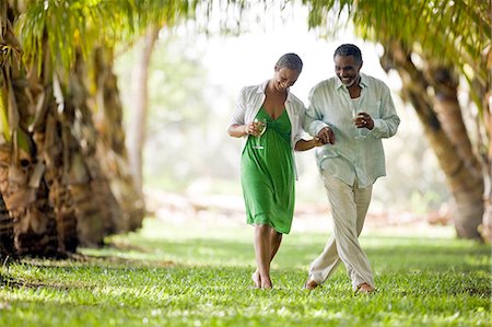 Couple hand in hand with wine glasses. Stock Photo - Premium Royalty-Free, Code: 6128-08766564