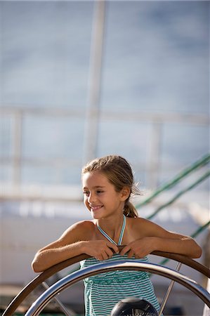 steering wheel - Little girl steering the yacht. Foto de stock - Sin royalties Premium, Código: 6128-08766574