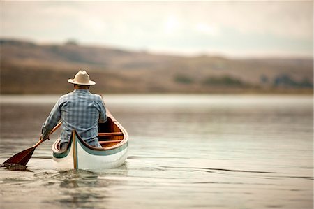 simsearch:6128-08747668,k - Rear view of man canoeing. Stock Photo - Premium Royalty-Free, Code: 6128-08766689