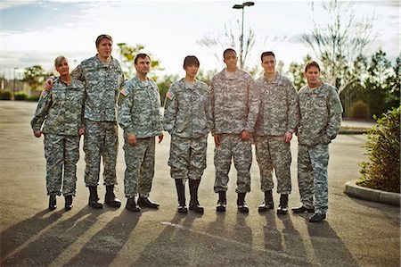 Group of US Army soldiers stand in a line in a parking lot. Photographie de stock - Premium Libres de Droits, Code: 6128-08766710