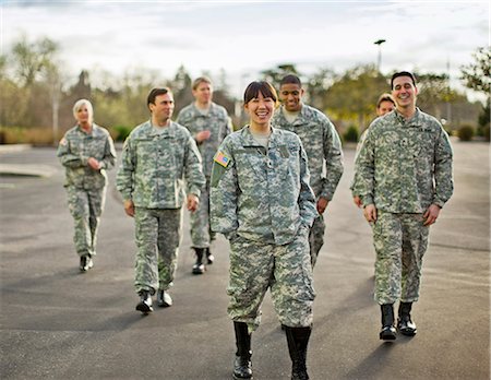 soldat américain - Group of US Army soldiers smile and laugh together as they walk across a parking lot after a training exercise. Photographie de stock - Premium Libres de Droits, Code: 6128-08766711