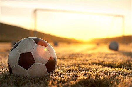 simsearch:6128-08766894,k - Soccer balls on an empty field at sunset. Foto de stock - Sin royalties Premium, Código: 6128-08766888