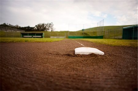 Base in the dirt of a baseball diamond. Photographie de stock - Premium Libres de Droits, Code: 6128-08766895