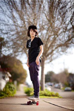 simsearch:614-03228256,k - Teenage boy skateboarding along a street. Foto de stock - Sin royalties Premium, Código: 6128-08766801