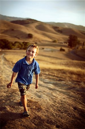 simsearch:6128-08780390,k - Portrait of a cheerful boy taking a walk. Foto de stock - Royalty Free Premium, Número: 6128-08780360