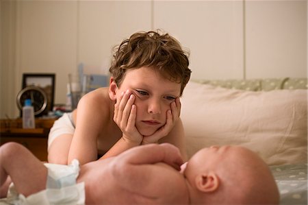 View of a little boy looking at a baby. Photographie de stock - Premium Libres de Droits, Code: 6128-08780383