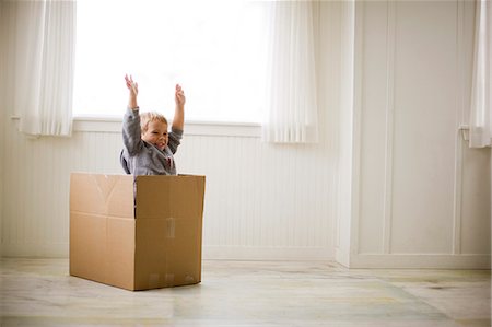 simsearch:6128-08798764,k - Young boy sitting inside a cardboard box. Stock Photo - Premium Royalty-Free, Code: 6128-08780436