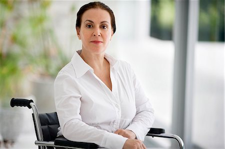 simsearch:6128-08780726,k - Portrait of senior woman in a wheelchair. Photographie de stock - Premium Libres de Droits, Code: 6128-08780668