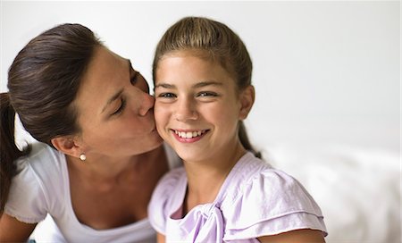 simsearch:6128-08780782,k - Portrait of woman at home with her daughter. Foto de stock - Royalty Free Premium, Número: 6128-08780686