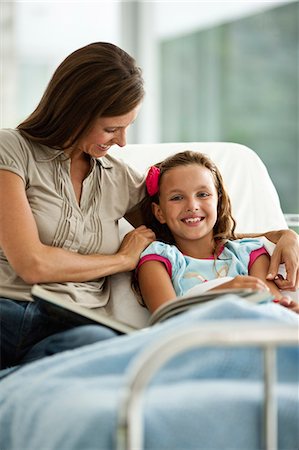 doctor with patient kids bed - Mother reading young daughter a story in hospital. Foto de stock - Sin royalties Premium, Código: 6128-08780743