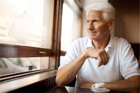 simsearch:6128-08780752,k - Worried looking senior man at a cafe. Photographie de stock - Premium Libres de Droits, Code: 6128-08780703