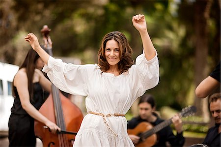 Young woman dancing to a live band. Photographie de stock - Premium Libres de Droits, Code: 6128-08780708