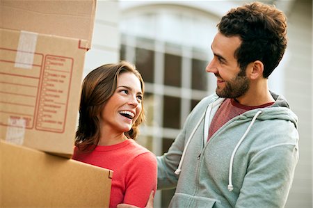 simsearch:6128-08781051,k - Mid-adult couple carry moving boxes. Foto de stock - Royalty Free Premium, Número: 6128-08781040