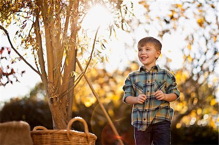 simsearch:6128-08780782,k - Little boy helps gather leaves into the basket. Foto de stock - Royalty Free Premium, Número: 6128-08781012